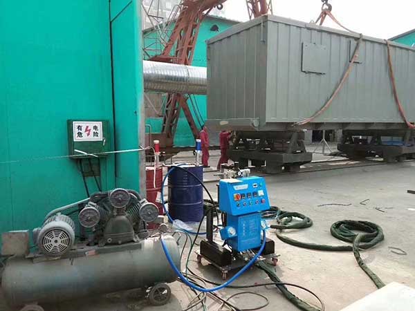 Q2600聚氨酯泡沫喷涂机应用于移动房保温施工